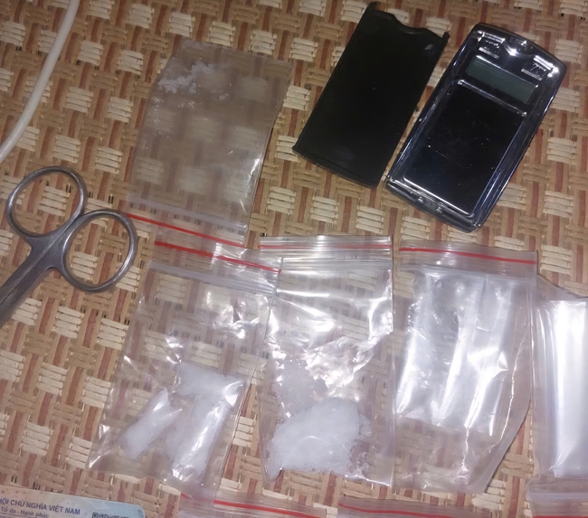Triệt phá tụ điểm ma túy nằm sâu trong rừng cao su ở Đồng Nai- Ảnh 1. Triệt phá tụ điểm ma túy nằm sâu trong rừng cao su ở Đồng Nai- Ảnh 1.