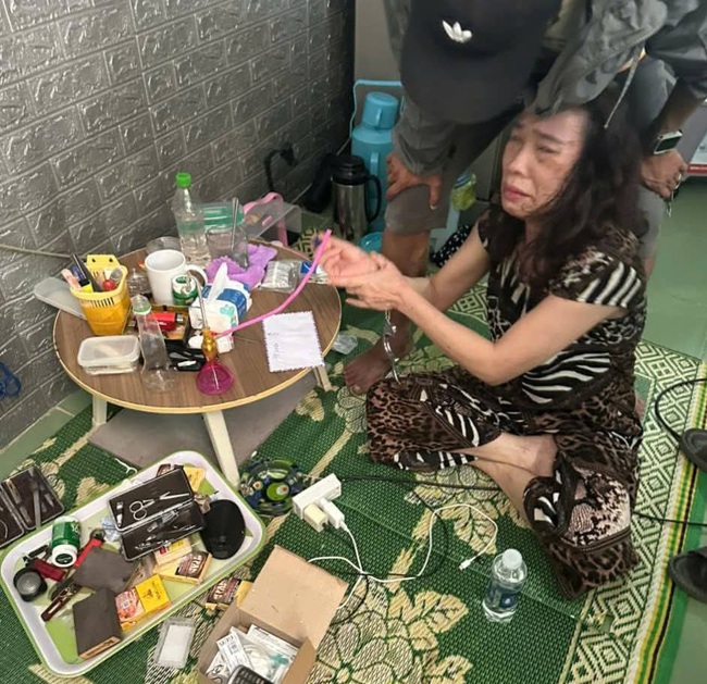 Người phụ nữ u50 giấu ma túy trong phòng trọ để sử dụng- Ảnh 1. Người phụ nữ u50 giấu ma túy trong phòng trọ để sử dụng- Ảnh 1.