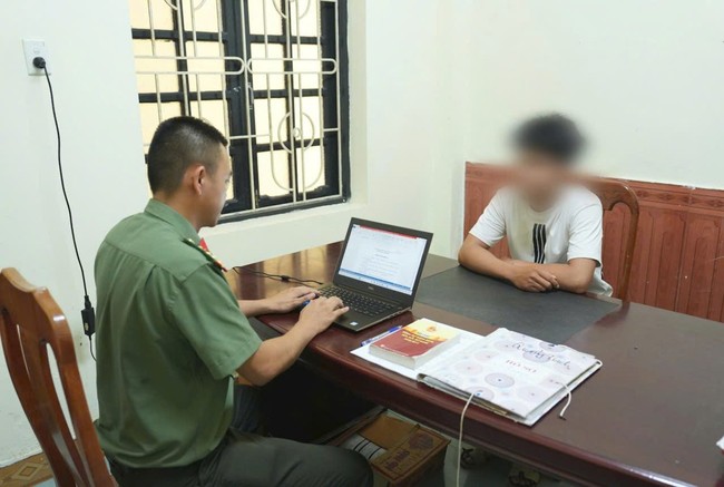 Lời khai của 3 đối tượng về quá trình thu thập hình ảnh "nhạy cảm" để tống tiền- Ảnh 2. Lời khai của 3 đối tượng về quá trình thu thập hình ảnh "nhạy cảm" để tống tiền- Ảnh 2.