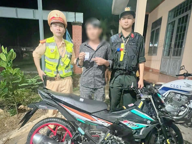 Lộ diện kẻ vận chuyển hàng cấm trốn truy tìm khi bị CSGT kiểm tra- Ảnh 1.
