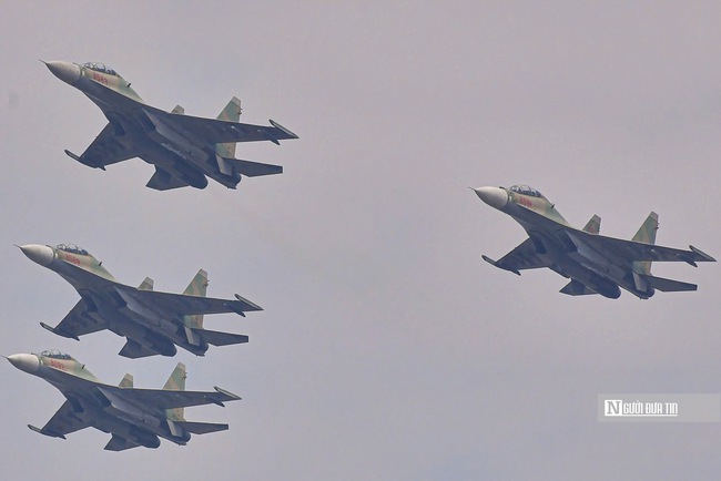 Đội hình "hổ mang chúa" SU-30MK2 gầm rú trên bầu trời Hà Nội- Ảnh 18. Đội hình "hổ mang chúa" SU-30MK2 gầm rú trên bầu trời Hà Nội- Ảnh 18.