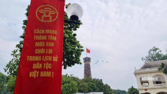 Đội hình "hổ mang chúa" SU-30MK2 gầm rú trên bầu trời Hà Nội- Ảnh 23. Đội hình "hổ mang chúa" SU-30MK2 gầm rú trên bầu trời Hà Nội- Ảnh 23.