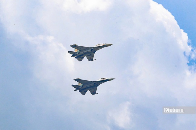 Đội hình "hổ mang chúa" SU-30MK2 gầm rú trên bầu trời Hà Nội- Ảnh 19. Đội hình "hổ mang chúa" SU-30MK2 gầm rú trên bầu trời Hà Nội- Ảnh 19.