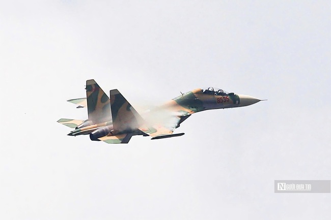 Đội hình "hổ mang chúa" SU-30MK2 gầm rú trên bầu trời Hà Nội- Ảnh 20. Đội hình "hổ mang chúa" SU-30MK2 gầm rú trên bầu trời Hà Nội- Ảnh 20.