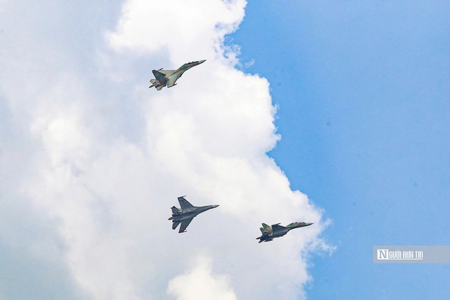 Đội hình "hổ mang chúa" SU-30MK2 gầm rú trên bầu trời Hà Nội- Ảnh 22. Đội hình "hổ mang chúa" SU-30MK2 gầm rú trên bầu trời Hà Nội- Ảnh 22.