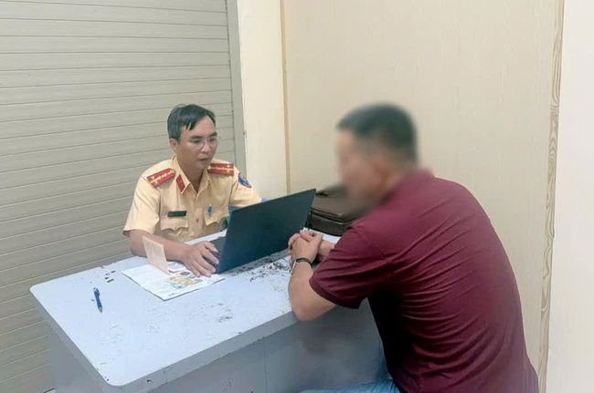 Nguyên nhân ban đầu vụ ô tô tông dải phân cách ở Đồng Nai- Ảnh 1. Nguyên nhân ban đầu vụ ô tô tông dải phân cách ở Đồng Nai- Ảnh 1.