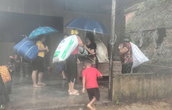 Quảng Trị mưa lớn gây chia cắt một số nơi, sơ tán người dân đến nơi an toàn - Ảnh 2. Quảng Trị mưa lớn gây chia cắt một số nơi, sơ tán người dân đến nơi an toàn - Ảnh 2.