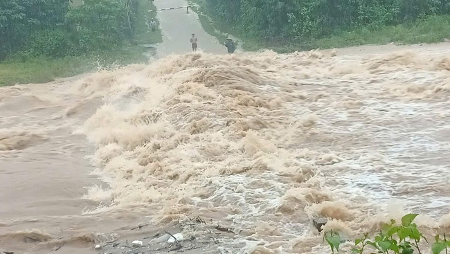 Quảng Trị mưa lớn gây chia cắt một số nơi, sơ tán người dân đến nơi an toàn - Ảnh 1. Quảng Trị mưa lớn gây chia cắt một số nơi, sơ tán người dân đến nơi an toàn - Ảnh 1.