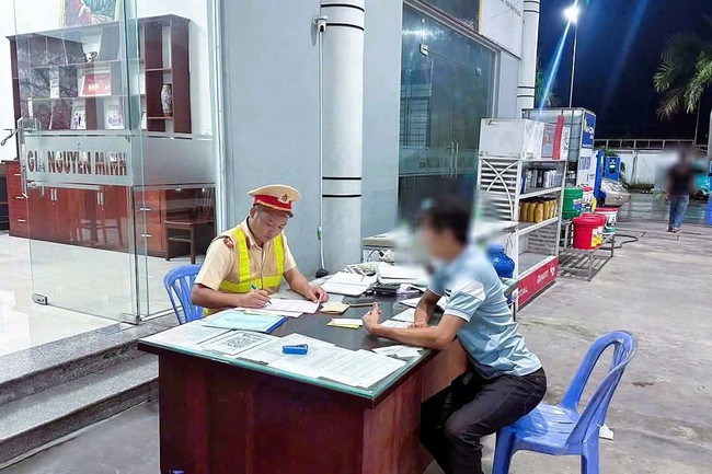 Xe khách giường nằm 24 chỗ nhồi nhét 46 người- Ảnh 2. Xe khách giường nằm 24 chỗ nhồi nhét 46 người- Ảnh 2.