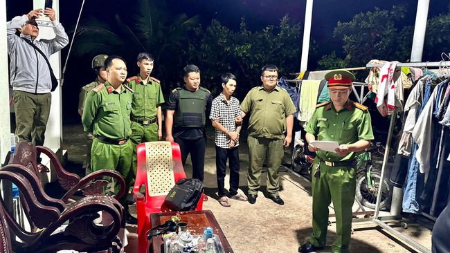 Bắt quả tang 2 đối tượng vận chuyển pháo nổ, thu giữ nhiều tang vật ma túy- Ảnh 1. Bắt quả tang 2 đối tượng vận chuyển pháo nổ, thu giữ nhiều tang vật ma túy- Ảnh 1.