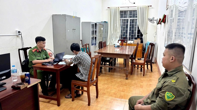 Bắt quả tang 2 đối tượng vận chuyển pháo nổ, thu giữ nhiều tang vật ma túy- Ảnh 2. Bắt quả tang 2 đối tượng vận chuyển pháo nổ, thu giữ nhiều tang vật ma túy- Ảnh 2.
