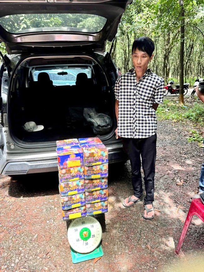 Bắt quả tang 2 đối tượng vận chuyển pháo nổ, thu giữ nhiều tang vật ma túy- Ảnh 3. Bắt quả tang 2 đối tượng vận chuyển pháo nổ, thu giữ nhiều tang vật ma túy- Ảnh 3.