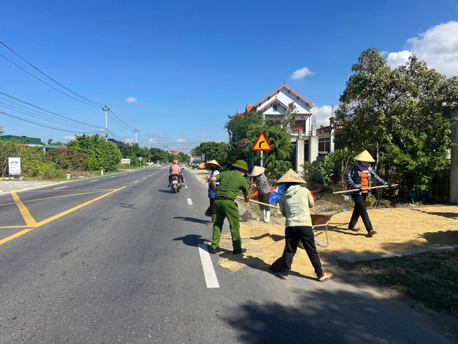 Phơi lúa ngoài đường gây hậu quả nghiêm trọng có thể bị phạt tù- Ảnh 2.