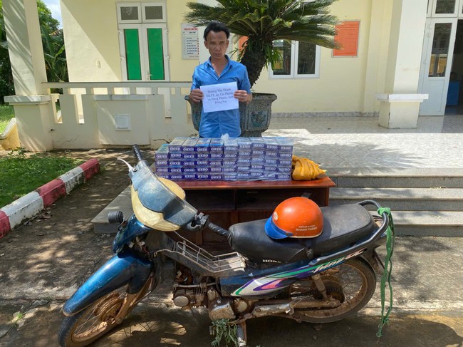 Bộ đội Biên phòng Đồng Nai bắt giữ hàng nghìn bao thuốc lá nhập lậu trong 2 ngày- Ảnh 1. Bộ đội Biên phòng Đồng Nai bắt giữ hàng nghìn bao thuốc lá nhập lậu trong 2 ngày- Ảnh 1.