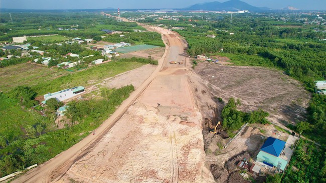 Cao tốc "huyết mạch" đến sân bay Long Thành gấp rút cán đích, cảnh báo thay nhà thầu nếu chậm trễ- Ảnh 3.