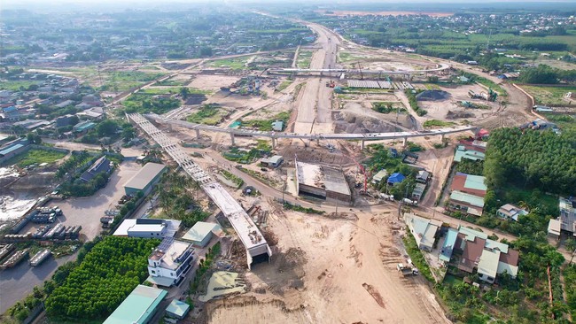 Cao tốc "huyết mạch" đến sân bay Long Thành gấp rút cán đích, cảnh báo thay nhà thầu nếu chậm trễ- Ảnh 2.