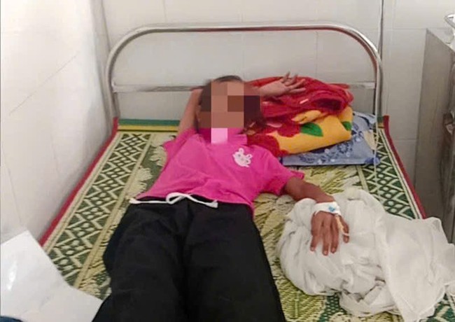 Sau bữa ăn sáng, 20 học sinh phải nhập viện cấp cứu- Ảnh 1.
