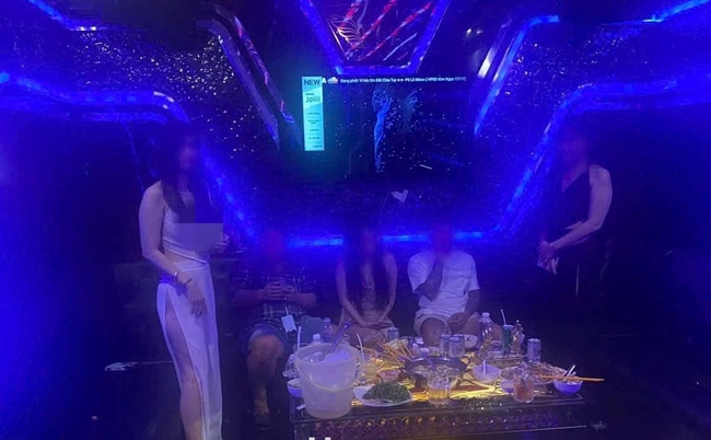 Đột kích quán karaoke, phát hiện nhiều nhân viên mặc đồ xuyên thấu phục vụ khách ở Đồng Nai- Ảnh 1.