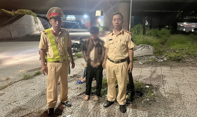 Đồng Nai: CSGT kịp thời ngăn chặn một thanh niên nhảy cầu- Ảnh 1. Đồng Nai: CSGT kịp thời ngăn chặn một thanh niên nhảy cầu- Ảnh 1.
