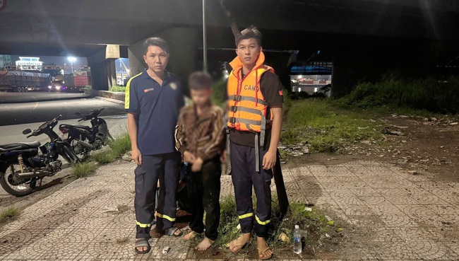 Đồng Nai: CSGT kịp thời ngăn chặn một thanh niên nhảy cầu- Ảnh 2. Đồng Nai: CSGT kịp thời ngăn chặn một thanh niên nhảy cầu- Ảnh 2.