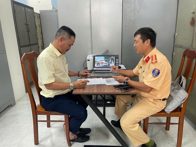 Xử phạt tài xế điều khiển xe ô tô khách đi vào đường cấm từ phản ánh của người dân- Ảnh 1. Xử phạt tài xế điều khiển xe ô tô khách đi vào đường cấm từ phản ánh của người dân- Ảnh 1.