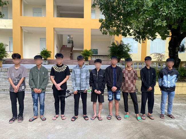 Thu giữ nhiều hung khí từ 2 nhóm thanh niên mang theo để "hỗn chiến"- Ảnh 1. Thu giữ nhiều hung khí từ 2 nhóm thanh niên mang theo để "hỗn chiến"- Ảnh 1.