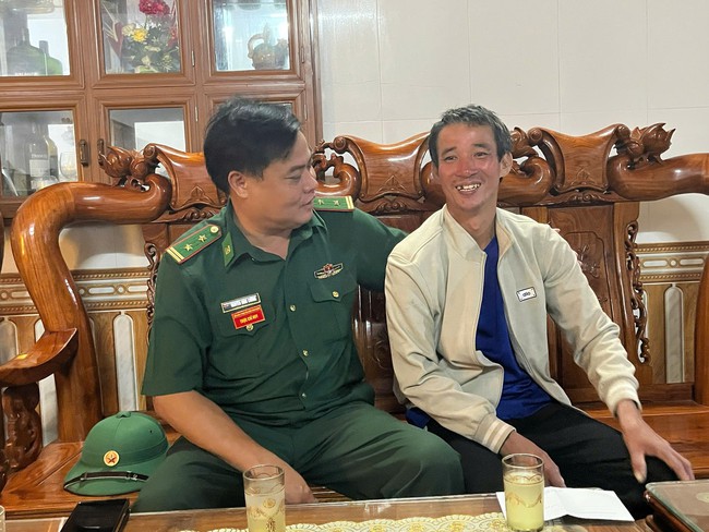 8 giờ tr&ocirc;i tr&ecirc;n biển, người đ&agrave;n &ocirc;ng vượt sinh tử tr&ocirc;i v&agrave;o bờ an to&agrave;n- Ảnh 1.