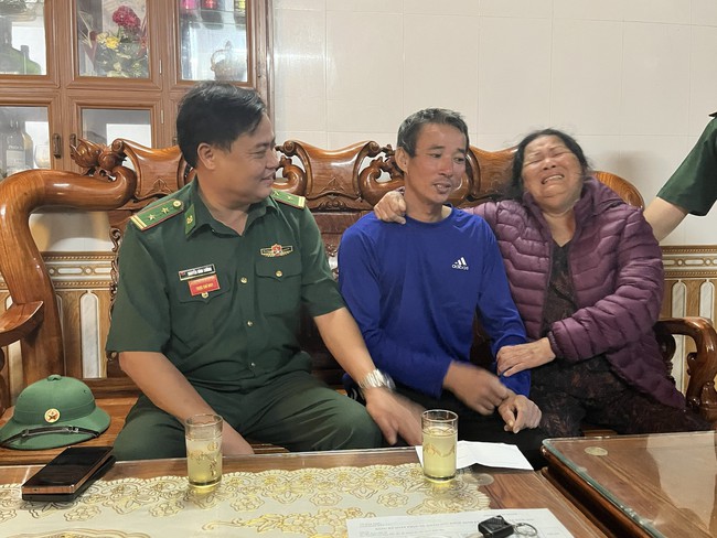 8 giờ tr&ocirc;i tr&ecirc;n biển, người đ&agrave;n &ocirc;ng vượt sinh tử tr&ocirc;i v&agrave;o bờ an to&agrave;n- Ảnh 2.