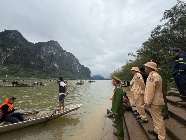 Vụ lật đ&ograve; chở 7 người: Gi&acirc;y ph&uacute;t "định mệnh" cứu người giữa d&ograve;ng s&ocirc;ng Gianh- Ảnh 2.