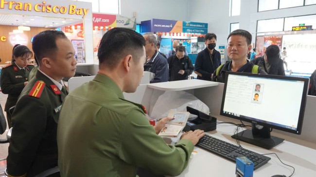 Lực lượng an ninh h&agrave;ng kh&ocirc;ng giữ b&igrave;nh y&ecirc;n cho mỗi chuyến bay- Ảnh 2.