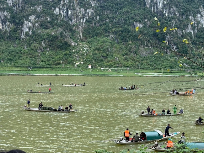 Quảng Trị siết chặt giao th&ocirc;ng đường thủy sau vụ ch&igrave;m thuyền tr&ecirc;n s&ocirc;ng Gianh- Ảnh 1.
