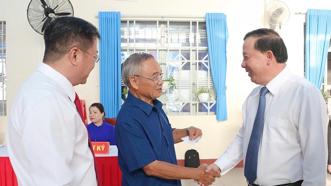 Những &ldquo;cử tri đặc biệt&rdquo; vẫn vững bước đến điểm bỏ phiếu ở Đồng Nai- Ảnh 2.