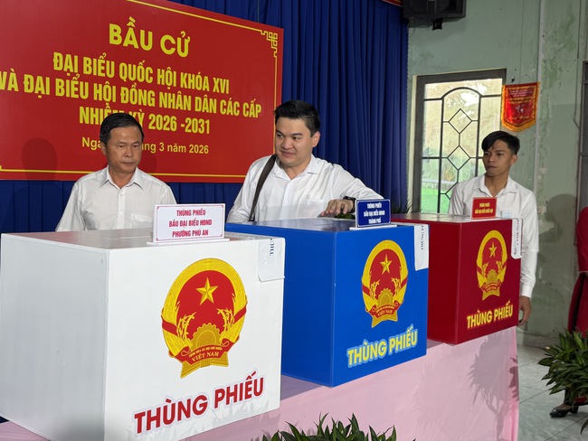 Nguy&ecirc;n Chủ tịch nước Nguyễn Minh Triết c&ugrave;ng nhiều cử tri đi bầu cử- Ảnh 3.