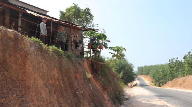 Đồng Nai khẩn trương kiểm tra vụ nh&agrave; d&acirc;n &ldquo;ch&ecirc;nh v&ecirc;nh&rdquo; sau hạ cốt nền đường- Ảnh 2.