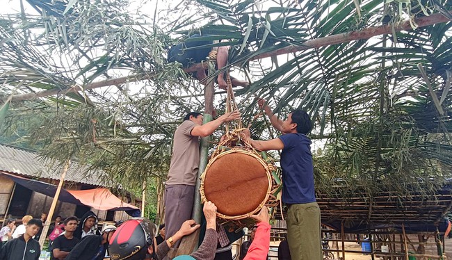 Lễ hội Đập trống v&agrave; chuyện t&igrave;nh "một đ&ecirc;m" kỳ lạ giữa đại ng&agrave;n Trường Sơn- Ảnh 4.