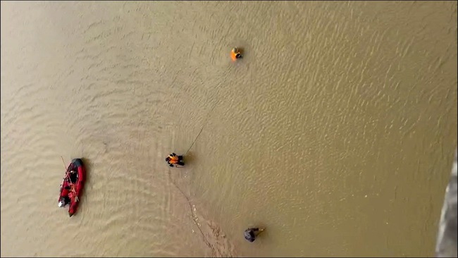 Quảng Ng&atilde;i: Bắt giữ khẩn cấp nh&oacute;m đối tượng mang dao quần thảo tr&ecirc;n phố l&uacute;c nửa đ&ecirc;m, g&acirc;y &aacute;n mạng- Ảnh 2.