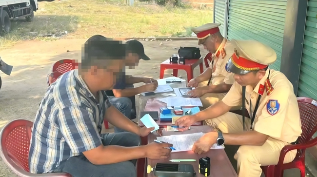 Xử l&yacute; vi phạm từ phản &aacute;nh tr&ecirc;n VNeTraffic: CSGT Đồng Nai tăng cường lập lại trật tự giao th&ocirc;ng- Ảnh 3.