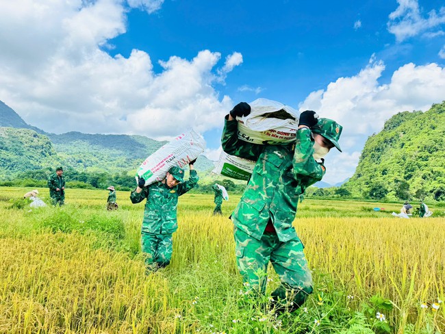 Ảnh: Thấm đẫm t&igrave;nh qu&acirc;n d&acirc;n tr&ecirc;n c&aacute;nh đồng bi&ecirc;n giới- Ảnh 3.
