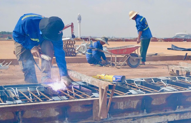 Đường băng số 2 bứt tốc về đ&iacute;ch - Ảnh 2.