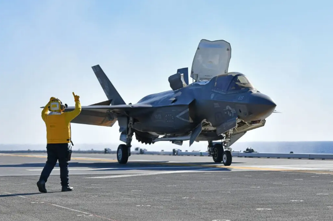 Tiêm kích tàng hình F-35B thực hiện cuộc hạ cánh “lịch sử” trên chiến hạm- Ảnh 4.