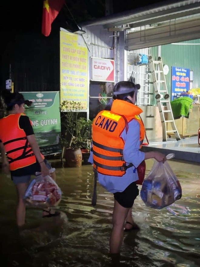 Diệp Lâm Anh nói gì khi bị soi trang phục lúc đi cứu trợ bà con vùng lũ?- Ảnh 3.