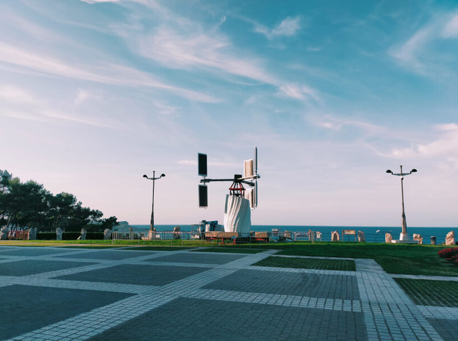 Độc đáo turbine điện gió lai điện mặt trời, tạo ra điện bất kể ngày đêm - Ảnh 1.