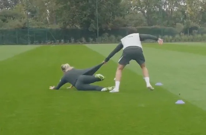 Diego Costa va chạm với huyền thoại nữ Chelsea trong buổi tập - Ảnh 2.