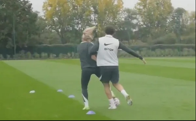 Diego Costa va chạm với huyền thoại nữ Chelsea trong buổi tập - Ảnh 1.