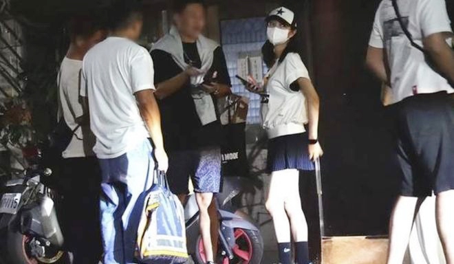 Lộ ảnh "nữ thần màn ảnh" sau khi chồng bị bắt: Sáng đưa con đi học, tối lên bar cùng trai lạ - Ảnh 4.