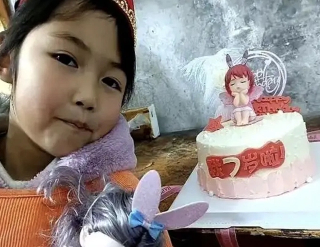 Cô bé từng được bố đào huyệt để "làm quen cái chết", 8 năm sau vẫn khỏe mạnh - Ảnh 4.