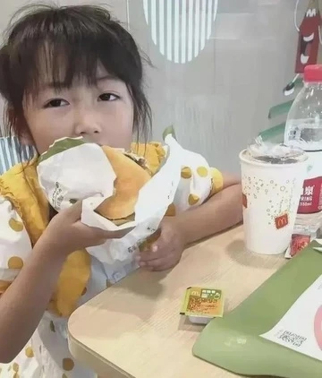 Cô bé từng được bố đào huyệt để "làm quen cái chết", 8 năm sau vẫn khỏe mạnh - Ảnh 3.