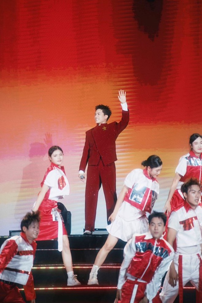 Anh Tú "Voi Bản Đôn": Nam ca sĩ đẹp trai giọng ngọt, đắt show nhờ thực lực - Ảnh 6.