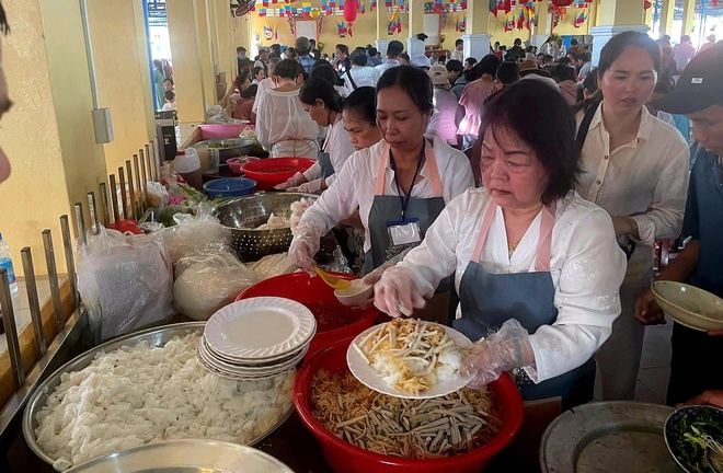 Biển người đổ về Tòa Thánh Tây Ninh dự Đại lễ Hội yến Diêu Trì Cung 2025 - Ảnh 8.