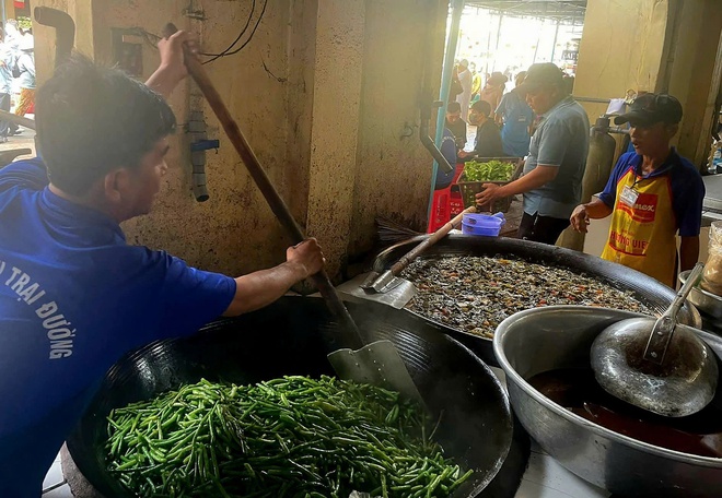 Biển người đổ về Tòa Thánh Tây Ninh dự Đại lễ Hội yến Diêu Trì Cung 2025 - Ảnh 9.